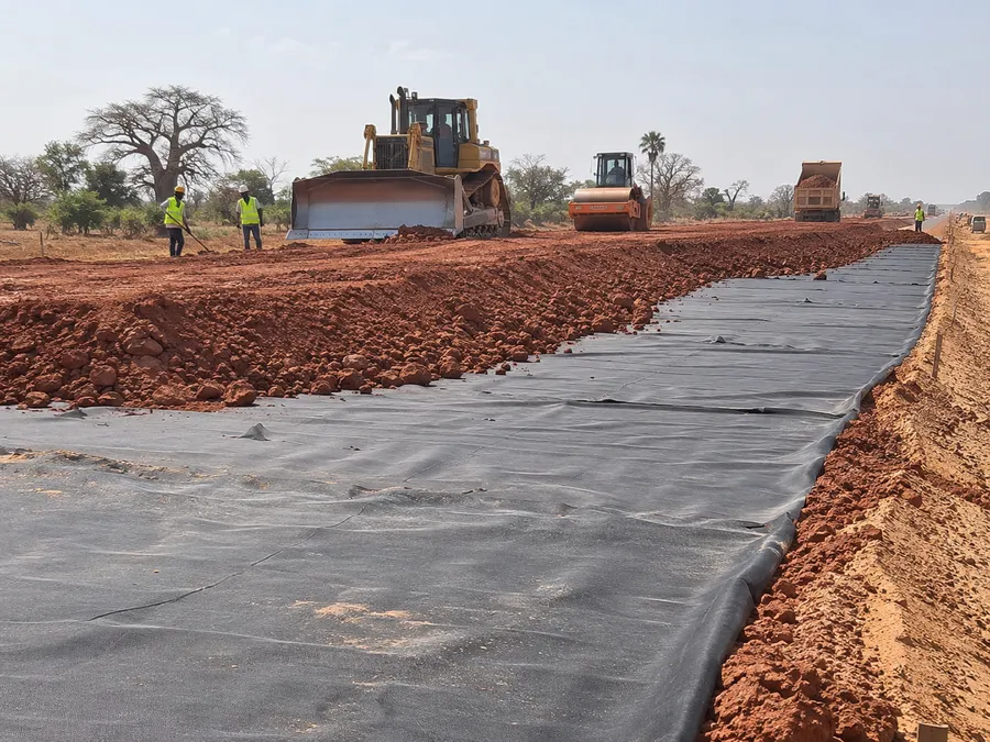 Renforcement d’un remblai sur sol compressible, nappe géosynthétique en place